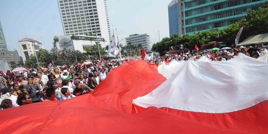 Syukuran Jokowi-JK, warga bentangkan bendera merah putih raksasa