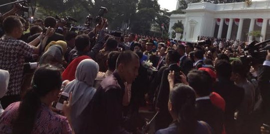 Tiba di Cikeas, SBY dan Ani dielu-elukan warga sekitar