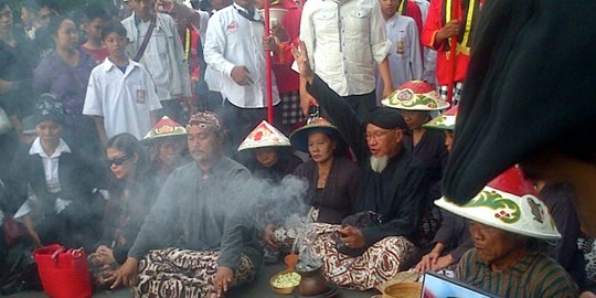 Sambut pelantikan Jokowi, warga Yogya tumpengan di titik nol
