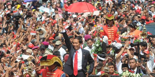 Sapa ribuan penonton, Jokowi lari di atas panggung
