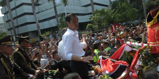 Paspampres kerepotan kejar Jokowi yang lari di atas panggung