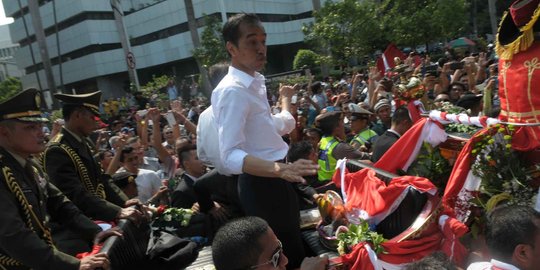 Jokowi beri potongan tumpeng pertama pada sopir taksi wanita