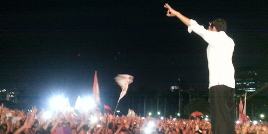 Jokowi datang ke Monas, warga menyemut di depan panggung