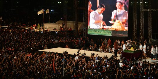 Ratusan ribu warga banjiri malam syukuran Jokowi di Monas