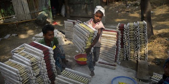 Potret anak di bawah 14 tahun jadi buruh pabrik di Bangladesh