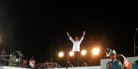 gerak gerik jokowi di atas panggung rev2