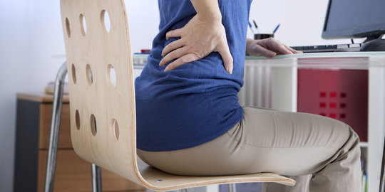 6 Cara meringankan dan mencegah nyeri punggung