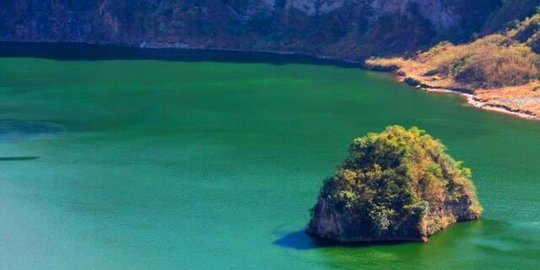 Vulcan Point, pulau mungil di tengah dua danau dan gunung berapi