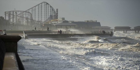 Kekuatan sea wall di Inggris dari hantaman Badai Gonzalo