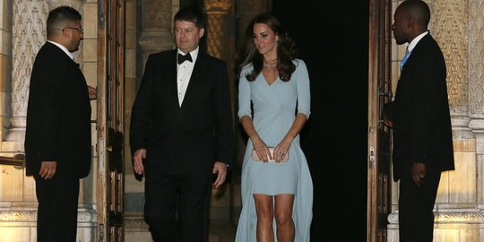 Kate Middleton tampil menawan dengan gaun biru