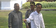 Jadi presiden, Jokowi masih angkat kaki microphone sendiri