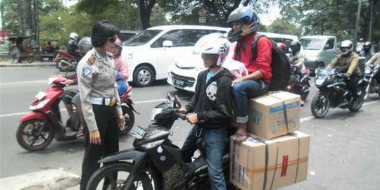 Boncengan di atas tumpukan kardus, pemotor ini disetop Polwan