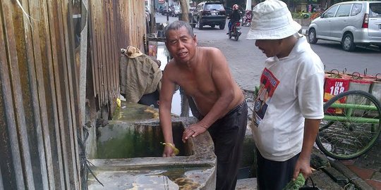 Krisis air, warga Semarang mandi di sumur tua buatan Belanda