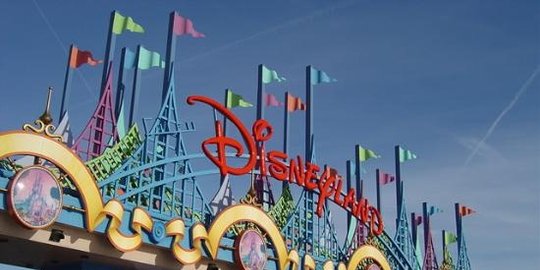 sewa disneyland buat wisuda rev2