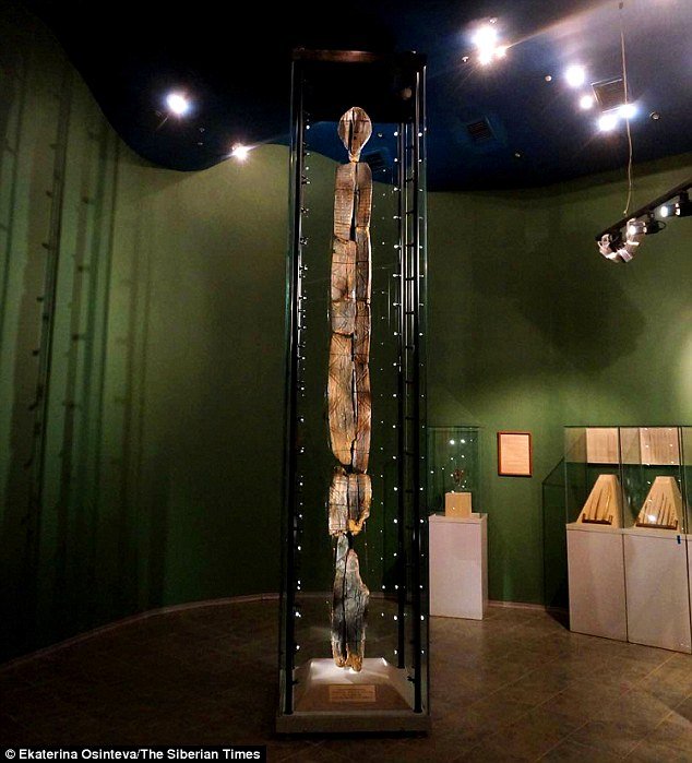 patung kayu shigir idol