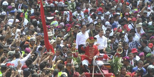 yang ke istana pakai sandal dan sarung rev1