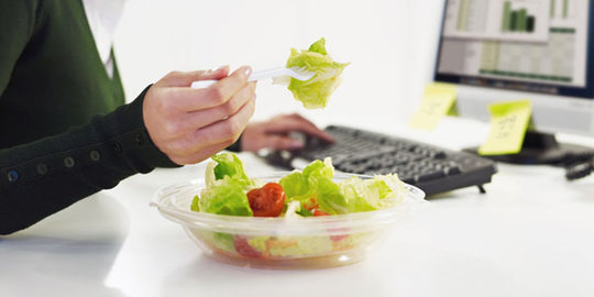 Jangan makan siang di meja kerja!