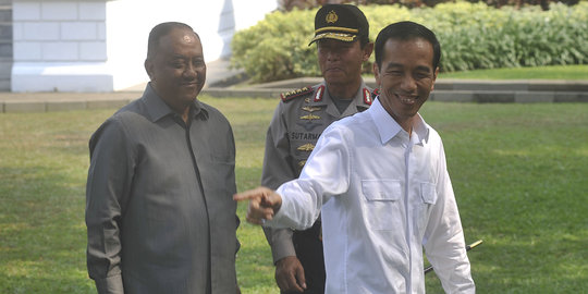 Batal umumkan nama menteri, wajah Jokowi tetap cerah