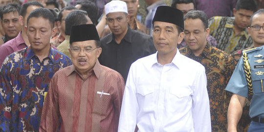 Kekompakan Jokowi-JK salat Jumat bareng di kompleks Istana