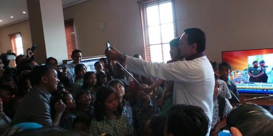 Ahok gendong anak SD berfoto selfie di ruang kerjanya