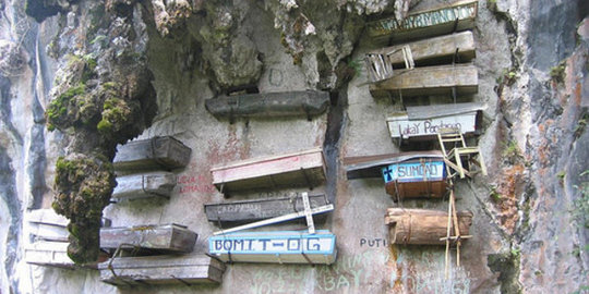 Kuburan gantung ala Toraja di Sagada Filipina merdeka com