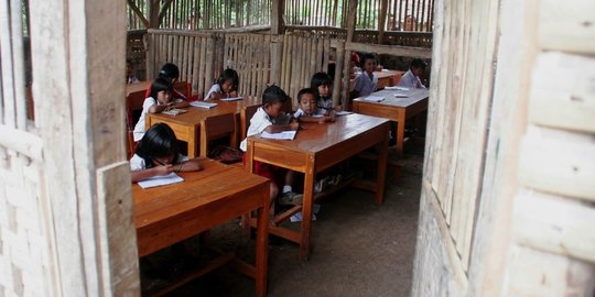 Miris, siswa SD di Palu 2 tahun belajar di teras