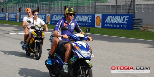 Pelajari sirkuit Sepang Rossi keliling naik skuter matic