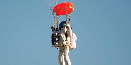 Pelajari stratosfer, pria ini nekat terjun dari ketinggian 41 km