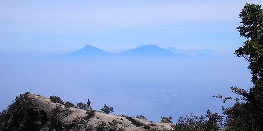 Ritual Suro di Gunung Lawu, Andini terjatuh hingga patah tulang