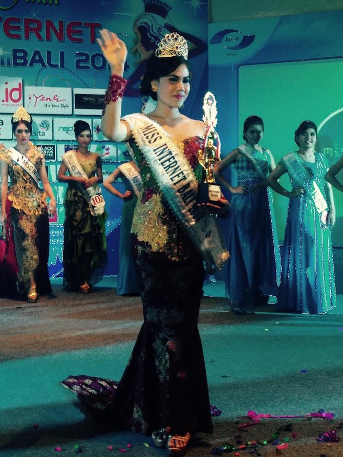 ida ayu surya raih miss internet 2014