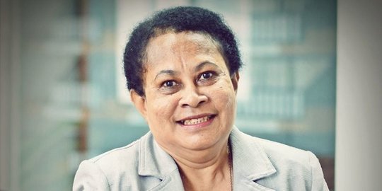 Menteri Yohana Yembise, profesor perempuan pertama Papua