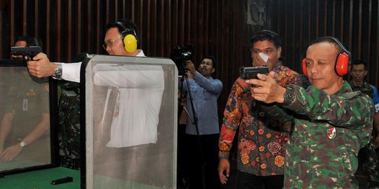 Ahok latihan menembak di Markas Kostrad