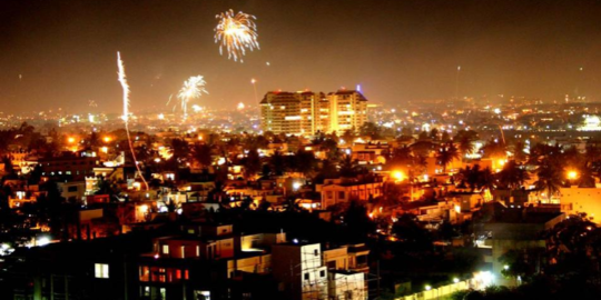 Gemerlap lampu Diwali yang menerangi Kuil Emas