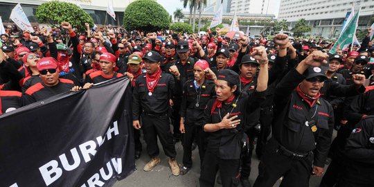 Minta naik upah, ribuan buruh Tangerang blokir Jalan Daan Mogot