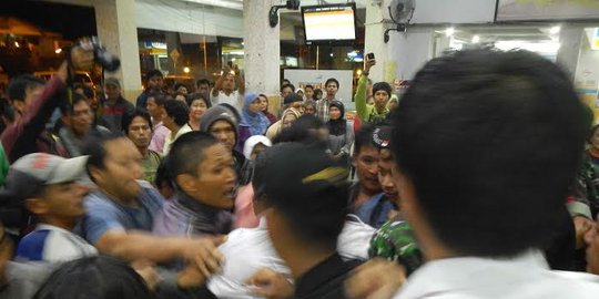 Demo pedagang asongan di Stasiun Purwokerto ricuh