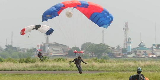 Peringati Sumpah Pemuda, 25 anggota Kopassus aksi terjun payung