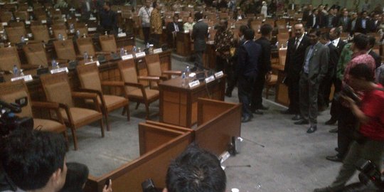 Ketua Fraksi PPP kubu Romi banting meja di ruang paripurna DPR