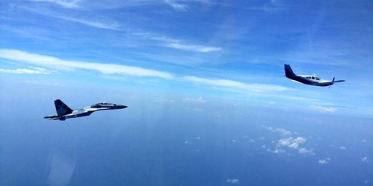 Pilot asal Singapura yang diturunkan TNI-AU beratribut militer