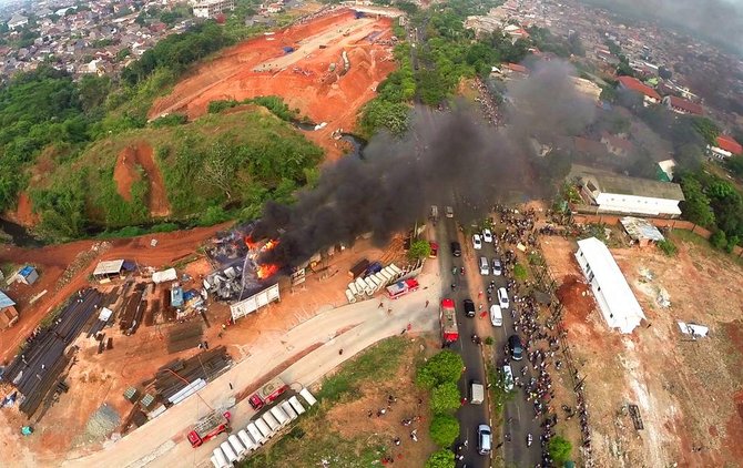 kebakaran pipa gas di depok