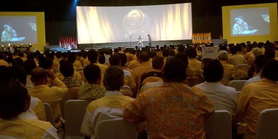 Ini alasan JK urung kenakan batik pemberian panitia ultah Golkar