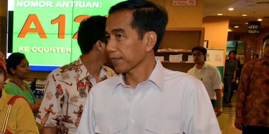 Gaya sederhana Jokowi dan istri saat berangkat ke Sinabung