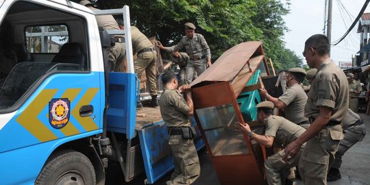 Satpol PP bongkar lapak PKL di Pulo Jahe