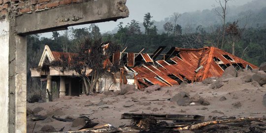 Menengok kondisi bangunan rusak tertimpa abu vulkanik Sinabung