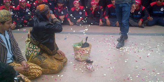 Tolak UMK 2015, ratusan buruh meruwat Wali Kota Semarang