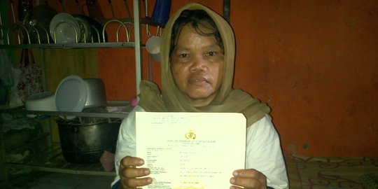 Wajah sedih ibu tukang tusuk sate minta maaf ke Jokowi