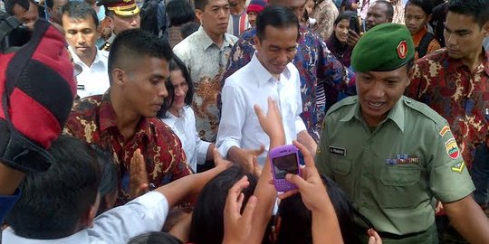 Datang ke pengungsian, Jokowi bagi-bagi uang & sembako