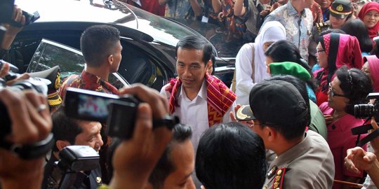 Jokowi bagikan nomor HP & uang Rp 500 ribu ke pengungsi Sinabung