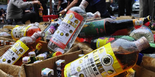 Ribuan botol miras selundupan asal Malaysia dimusnahkan