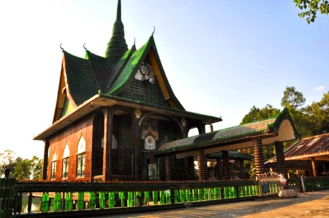 wat pa maha chedi kaew thailand