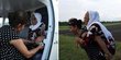 Foto menteri Susi gendong orangtua naik pesawat baru bikin heboh